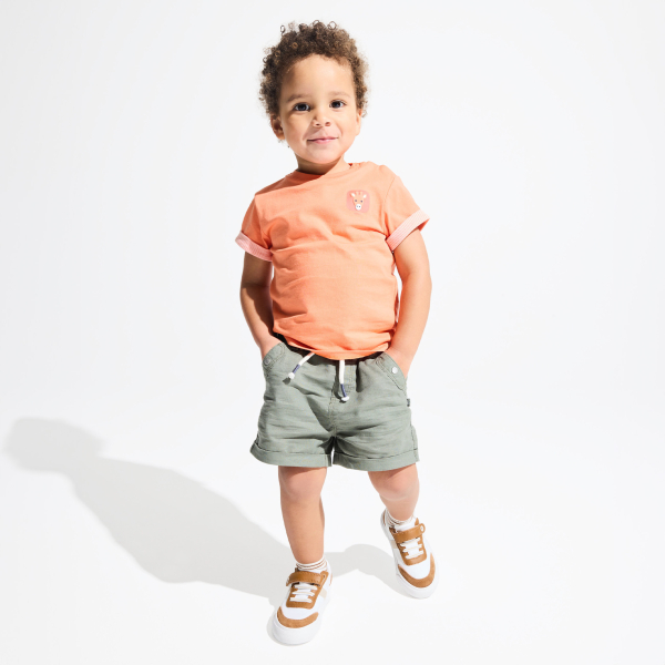 تيشيرت مزين برسوم باللون البرتقالي للفتيان الصغار